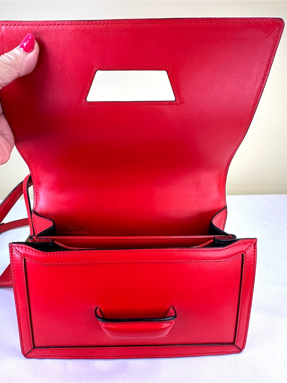 Loewe Barcelona Red Leather Iconic Triangular Fastening Shoulder/Crossbody COA - Picture 15 of 17